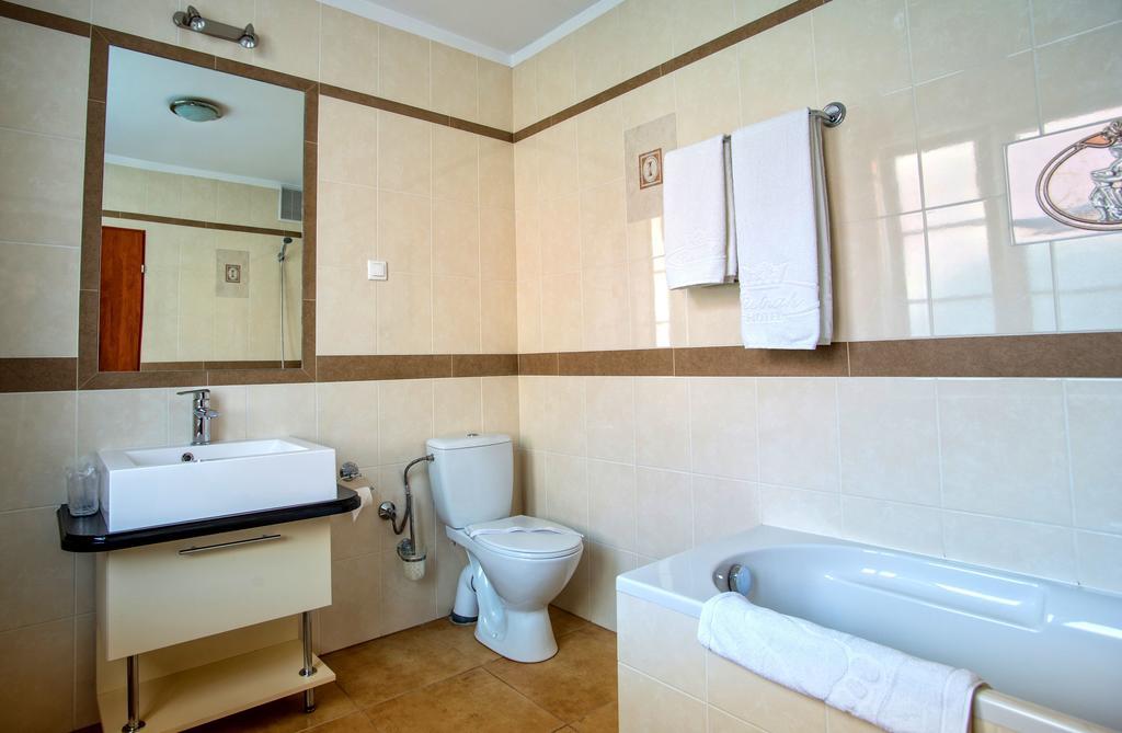 Hotel Adalbertus Gniezno Rum bild